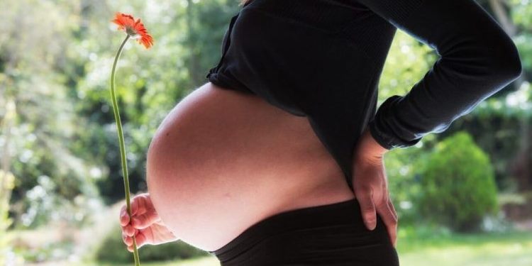 HOW TO DEAL WITH PAINFUL BACKACHES DURING PREGNANCY